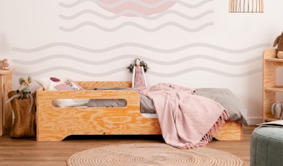 Drewniane łóżko TILA 3 z barierką na połowie łóżka wykonane ze sklejki sosnowej w kolorze lakierowanego drewna